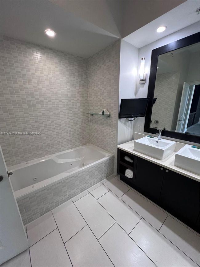 916 - 5300 Nw 87 Th Ave, Condo with 1 bedrooms, 2 bathrooms and null parking in Doral FL | Image 5