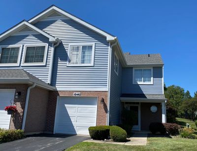 1046 Hinswood Drive, Townhouse with 2 bedrooms, 2 bathrooms and 1 parking in Darien IL | Image 2