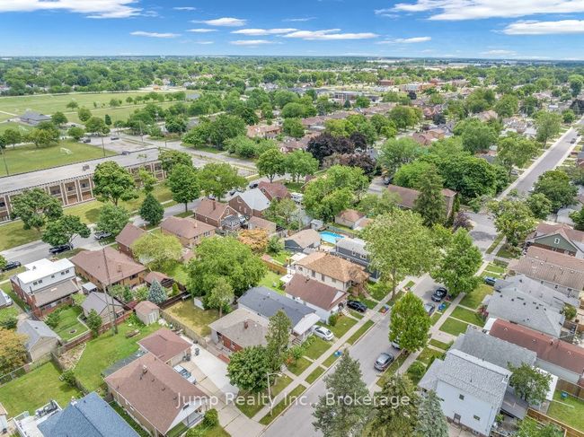 1662 Cadillac St, House other with 5 bedrooms, 3 bathrooms and null parking in Windsor ON | Image 7