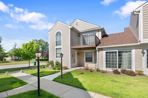 401 Le Parc Cir, Buffalo Grove, IL, 60089-6911 | Card Image