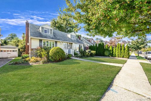 43 Shortridge Dr, Mineola, NY, 11501-2129 | Card Image