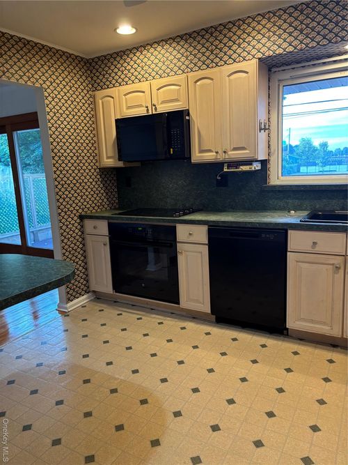 144 Asbury Ave, Carle Place, NY, 11514-1404 | Card Image