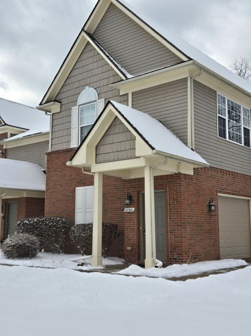 27341 Hidden Oaks Dr, BROWNSTOWN TWP, MI, 48183-3060 | Card Image
