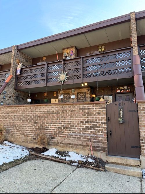 203 Kenneth Cir, Elgin, IL, 60120-5133 | Card Image