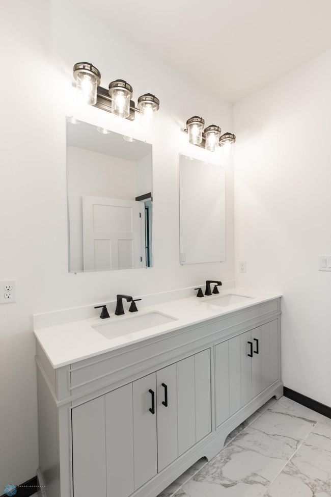 Bathroom 2 - Full | Image 52