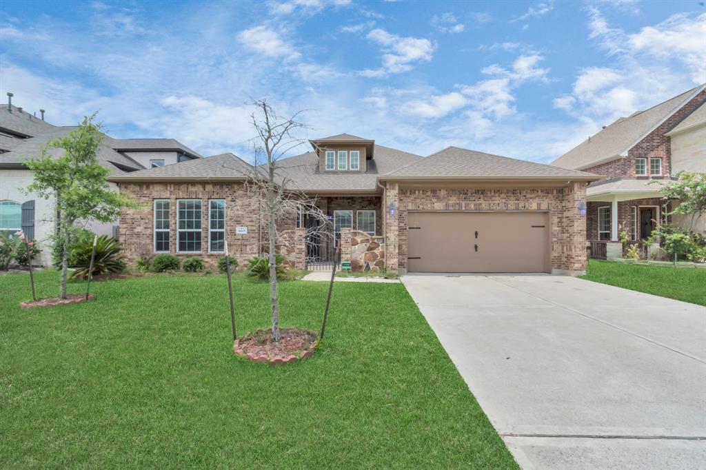 Crescent Lake Cir, Baytown, TX 77521