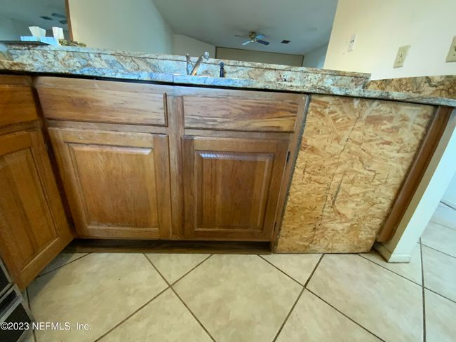 Beautiful Granite counter tops. Needs a dishwasher | Image 14
