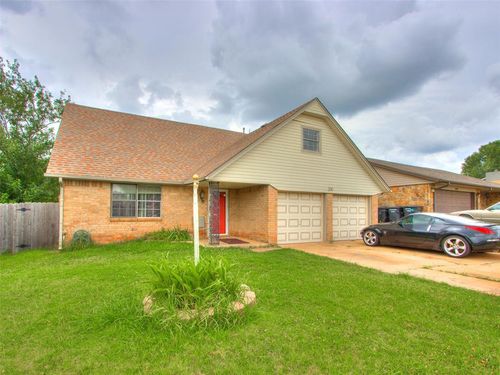 200 S Morgan Dr, Moore, OK, 73160-7155 | Card Image