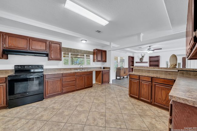 6 River Bluff Dr, House other with 4 bedrooms, 3 bathrooms and null parking in Lytle TX | Image 12