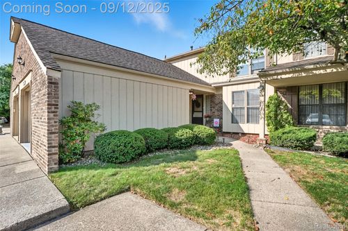 31401 Pine Tree Ln, Warren, MI, 48093-7928 | Card Image
