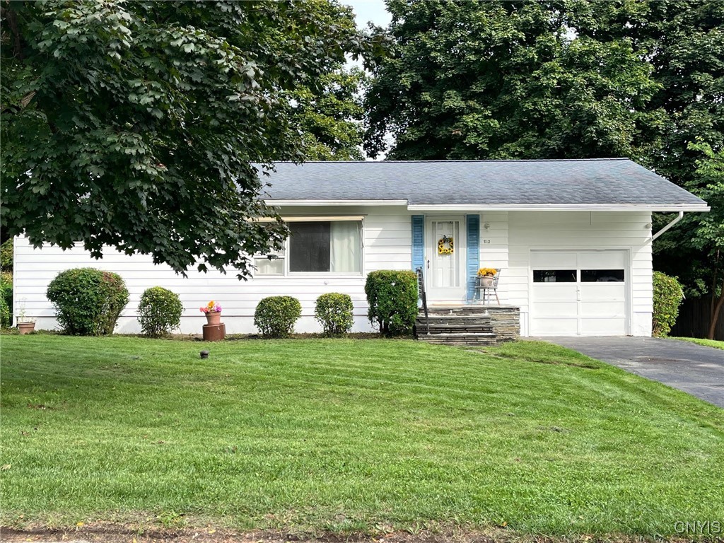 Marian Dr, Syracuse, NY 13219