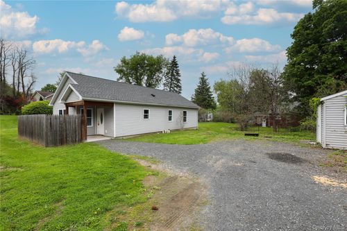 22 Apple St, Kingston, NY, 12401-2804 | Card Image