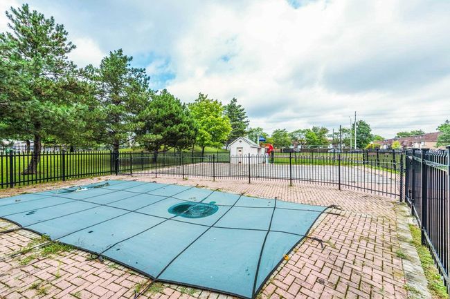 1404 - 25 Kensington Rd, Condo with 2 bedrooms, 1 bathrooms and 1 parking in Brampton ON | Image 27