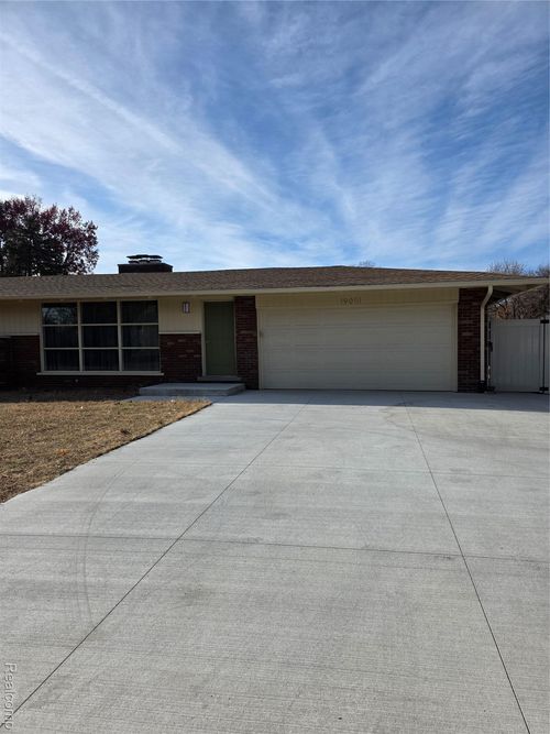 19051 Merriman Rd, Livonia, MI, 48152-3373 | Card Image