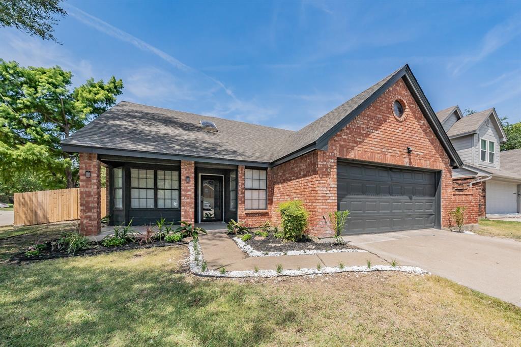 Hollyleaf Dr, Arlington, TX 76017