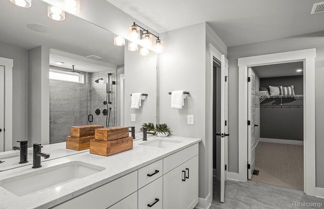 Owner's Bathroom | Image 9