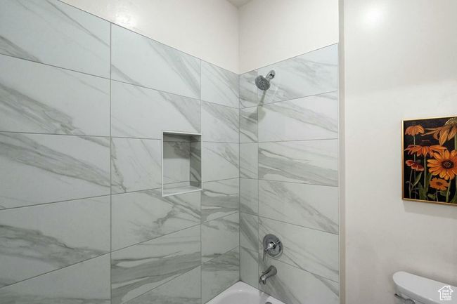 Full bathroom with bathing tub / shower combination and toilet | Image 18