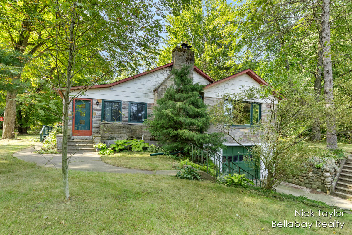 Circle Dr, Fruitport, MI 49415