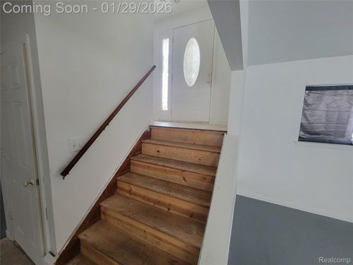 30022 White St, Gibraltar, MI, 48173-9425 | Card Image