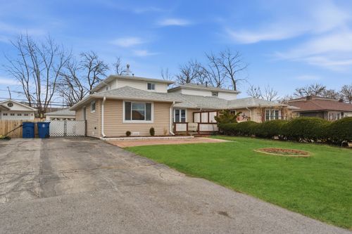 8945 S Corcoran Rd, Hometown, IL, 60456-1126 | Card Image