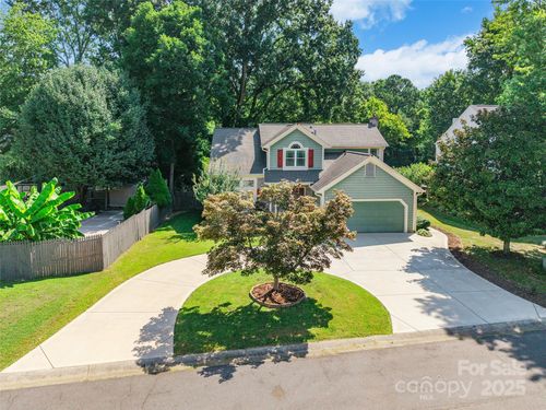 8909 Raven Park Dr, Charlotte, NC, 28216-1685 | Card Image