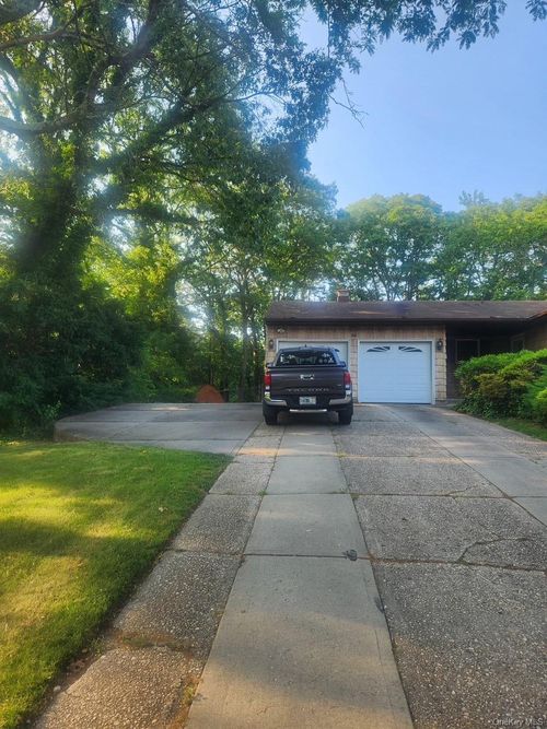 38 Maria Ct, Holbrook, NY, 11741-3517 | Card Image