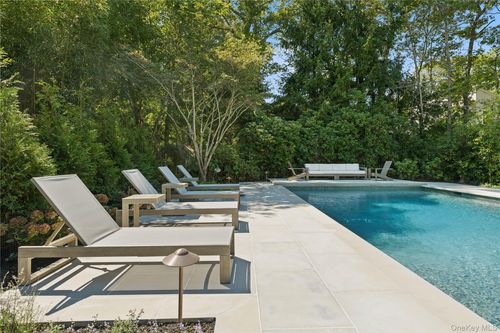 70 Glenview Dr, Southampton, NY, 11968-1611 | Card Image