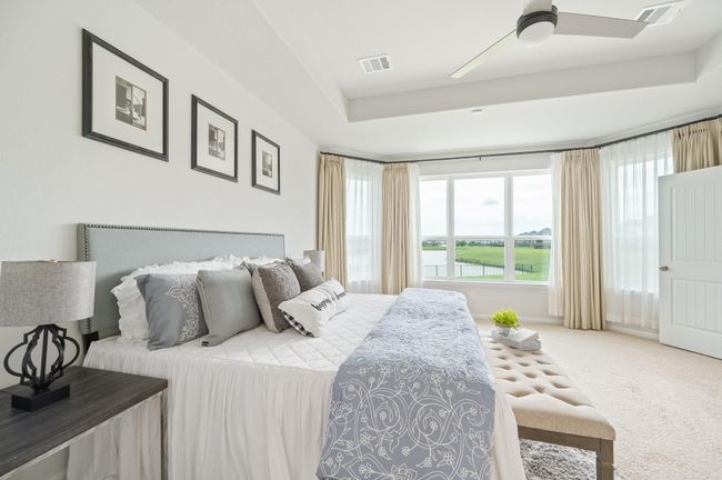 Beautiful bay windows with a charming lakefront view to wake up every morning | Image 23