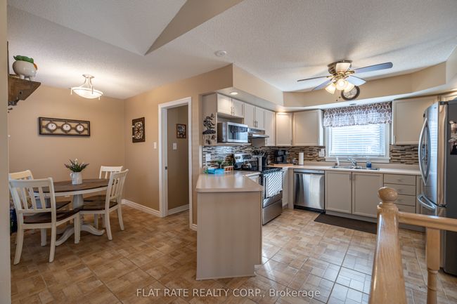10 Hillview Dr, House other with 5 bedrooms, 3 bathrooms and 4 parking in Bobcaygeon ON | Image 9