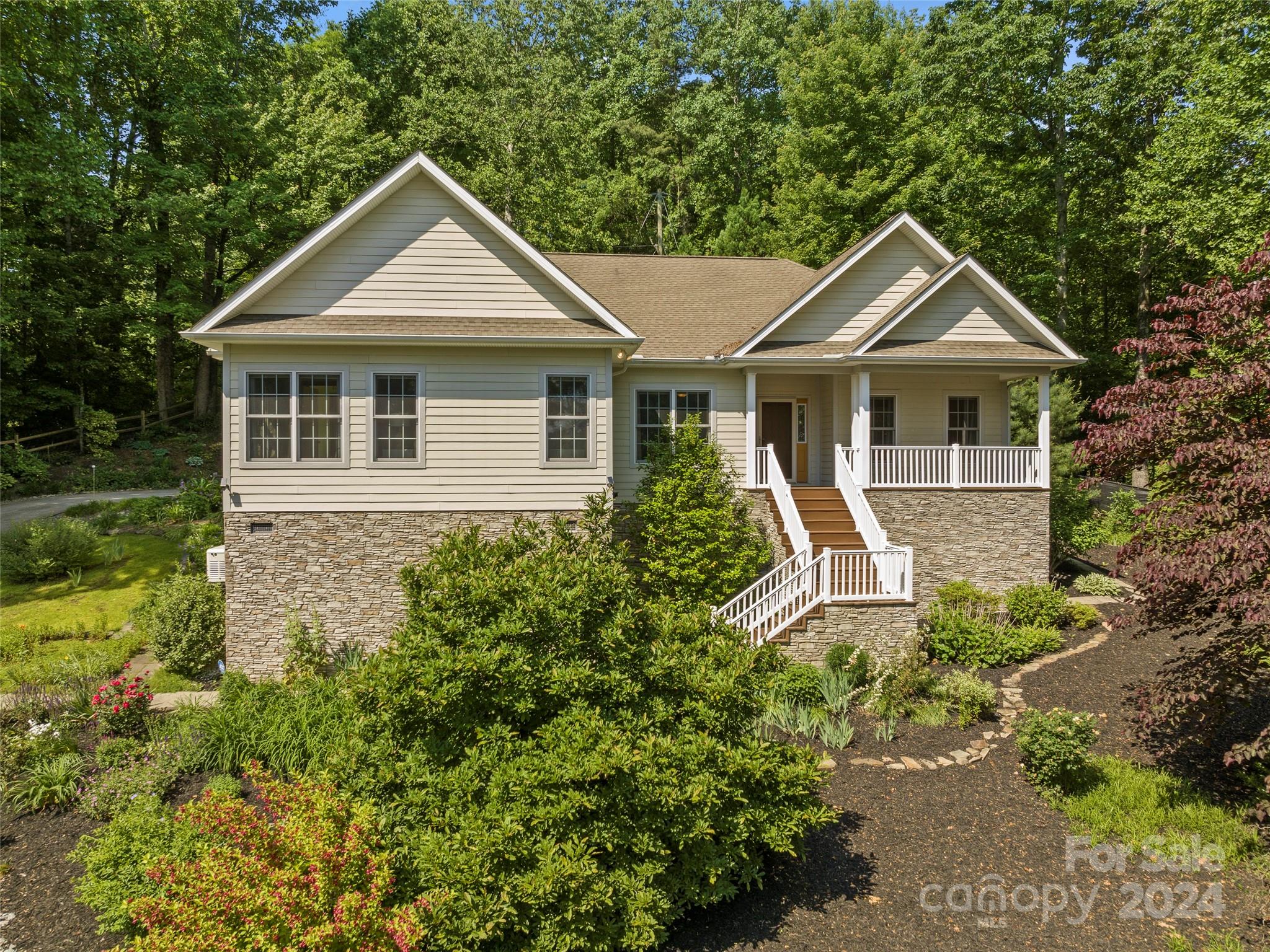 Buckeye Dr, Hendersonville, NC 28792