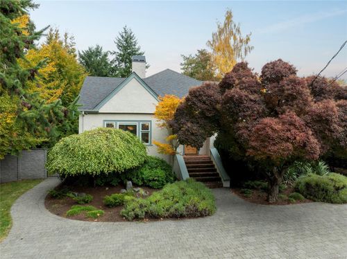 1690 Ash Rd, Victoria, BC, V8N2T5 | Card Image