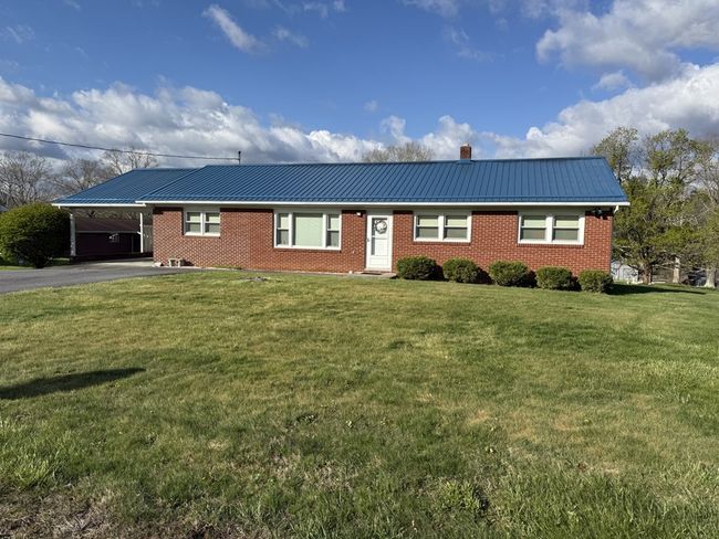 186 Summit Dr, Home with 3 bedrooms, 2 bathrooms and null parking in Peterstown WV | Image 28