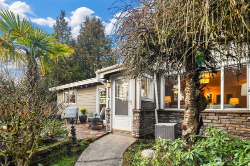 16042 Lake Hills Blvd, Bellevue, WA, 98008-4949 | Card Image