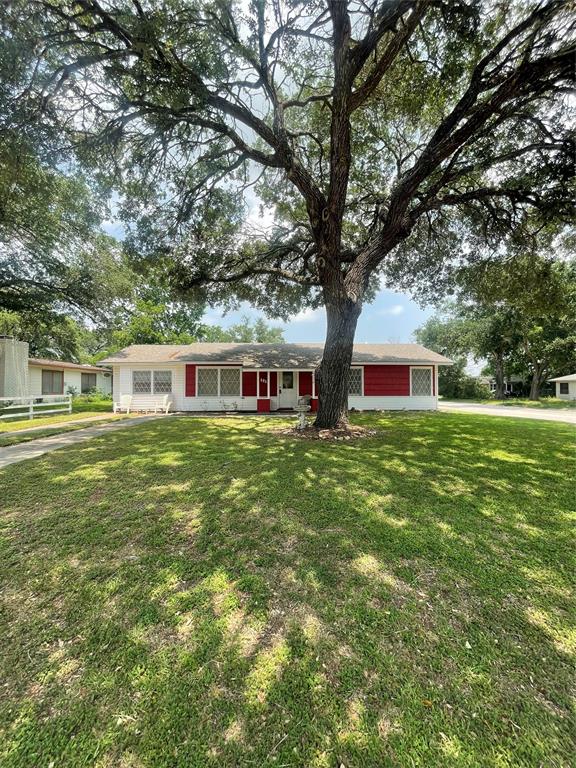 Hanover St, Edna, TX 77957