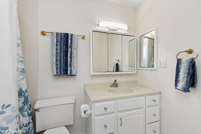 302 Taylor Ct, Condo with 3 bedrooms, 2 bathrooms and 1 parking in Vernon Hills IL | Image 11