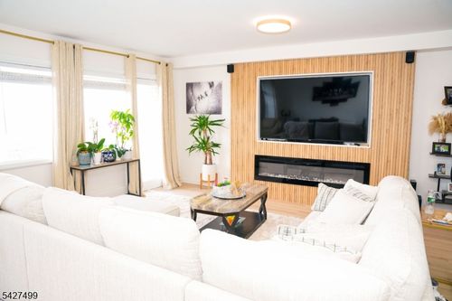 5e-276 Prospect St, East Orange, NJ, 07017-2834 | Card Image