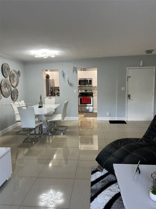 apt-304-13715 Kendale Lakes Cir, Miami, FL, 33183-2375 | Card Image