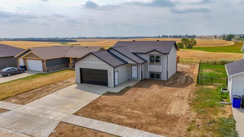 1727 Yellowstone Cir, Dickinson, ND, 58601-3002 | Card Image