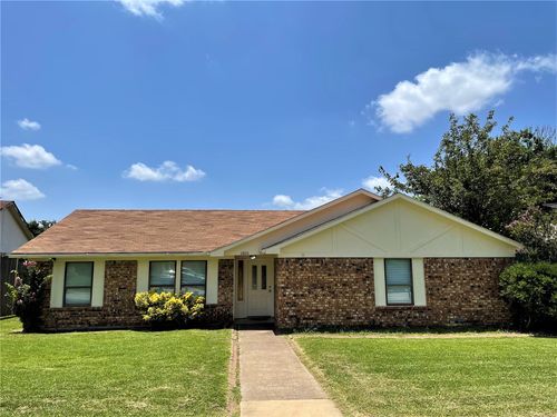2820 Chisolm Trl, Mesquite, TX, 75150-4828 | Card Image