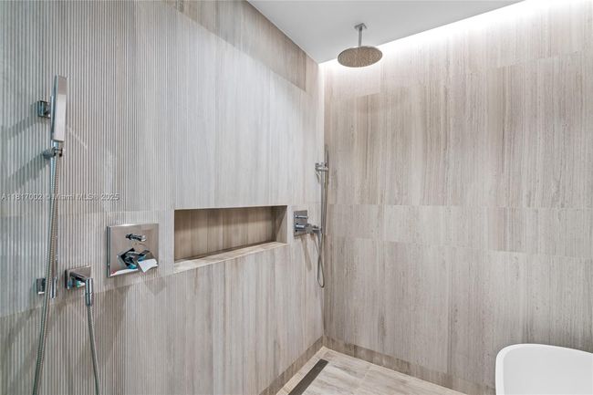 APT-1602 - 5775 Collins Ave, Condo with 2 bedrooms, 3 bathrooms and null parking in Miami Beach FL | Image 60