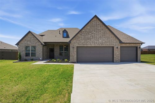 150 N Phillips St, Skiatook, OK, 74070-3710 | Card Image
