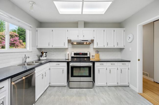 3032 Armada St, House other with 5 bedrooms, 3 bathrooms and 3 parking in Coquitlam BC | Image 9