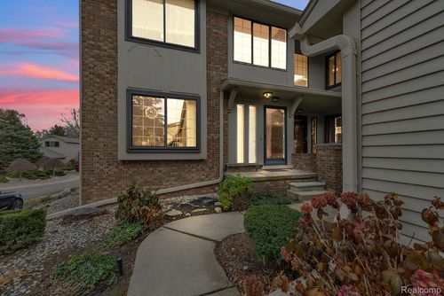 7258 Creeks Bend Ct, West Bloomfield, MI, 48322-3523 | Card Image