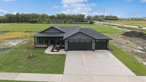 4016 Wild Horse Dr, Cedar Falls, IA, 50613-8353 | Card Image