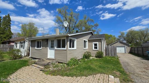 3148 Woodlawn St, Commerce Twp, MI, 48390-1492 | Card Image