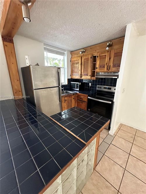 apt-323-1801 S Treasure Dr, North Bay Village, FL, 33141-4556 | Card Image