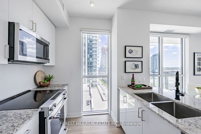 1209 - 4085 Parkside Village Dr, Condo with 3 bedrooms, 2 bathrooms and 1 parking in Mississauga ON | Image 10