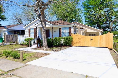 2205 Claire Ave, Gretna, LA, 70053-7413 | Card Image