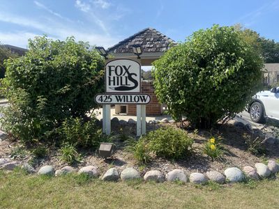 141 - 425 W Willow Court, Condo with 2 bedrooms, 2 bathrooms and null parking in FOX POINT WI | Image 1