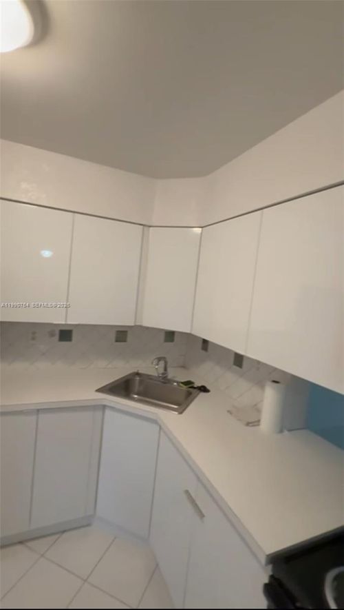 b-1550 Ne 191st St, Miami, FL, 33179-4151 | Card Image